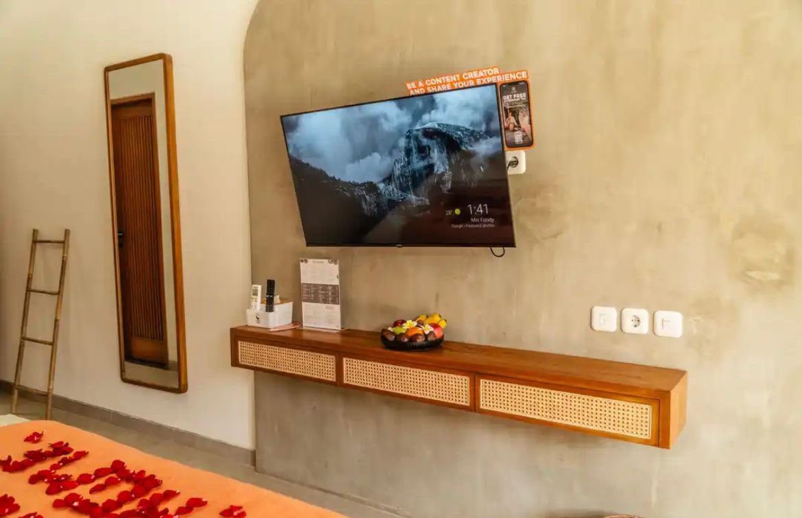 ciloqciliq's tweet photo. GUYS!!! Info terbaru!!! 
Aku nemu hotel hidden gem di Bali! Cuma 100rb-an per malam tapi udah ada jacuzzi, pool bar, swimming pool, resto jugaaa

Mana lokasinya strategis banget di Canggu!!?? 🤯 deket ke mana-mana, nyaman n bersih pula 

Spill gaaaakkk bosss???🤔🤔 https://t.co/d7h5WFxBbi