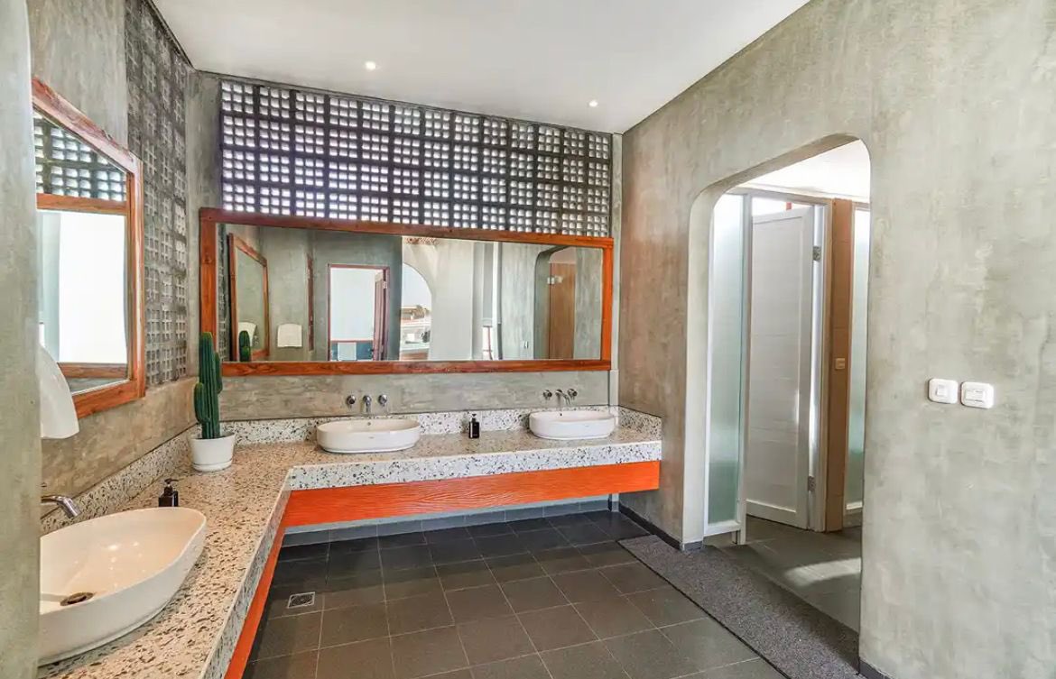 ciloqciliq's tweet photo. GUYS!!! Info terbaru!!! 
Aku nemu hotel hidden gem di Bali! Cuma 100rb-an per malam tapi udah ada jacuzzi, pool bar, swimming pool, resto jugaaa

Mana lokasinya strategis banget di Canggu!!?? 🤯 deket ke mana-mana, nyaman n bersih pula 

Spill gaaaakkk bosss???🤔🤔 https://t.co/d7h5WFxBbi