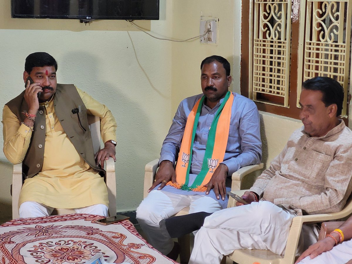 kuberdindor's tweet photo. अनोखिलाल मेहता चुनाव संचालक, हेमंत भट विधान सभा संयोजक, गौरव खंडेलवाल विधान सभा प्रभारी, सोम सिंहजी सोलंकी जिला महामंत्री, दाहोद जिला पंचायत अध्यक्ष श्री करणसिंहजी डामोर, दाहोद विधानसभा विधायक श्री कनैयालाल किशोरीजी, रमेश सोलंकी जनपद , एवं कार्यकर्ता पदाधिकारी उपस्थित थे.(2/2) https://t.co/i2EHtQEMdu