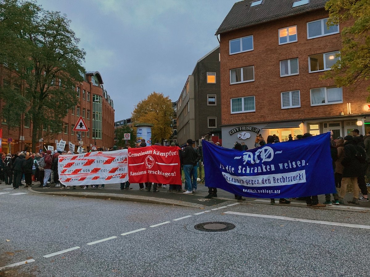 antifa_kiel's tweet photo. Am Freitagabend beteiligten sich über 150 #Antifa|schist:innen an der Bündniskundgebung gegen den AfD-Bürgerdialog. Dieses Format stellte die 1. öffentliche Veranstaltung in ihrer Landesgeschäftsstelle am Walkerdamm seit Jahren dar &amp; blieb schlecht besucht. #kiel #noafd #noafdsh https://t.co/Cjlnmadhqz