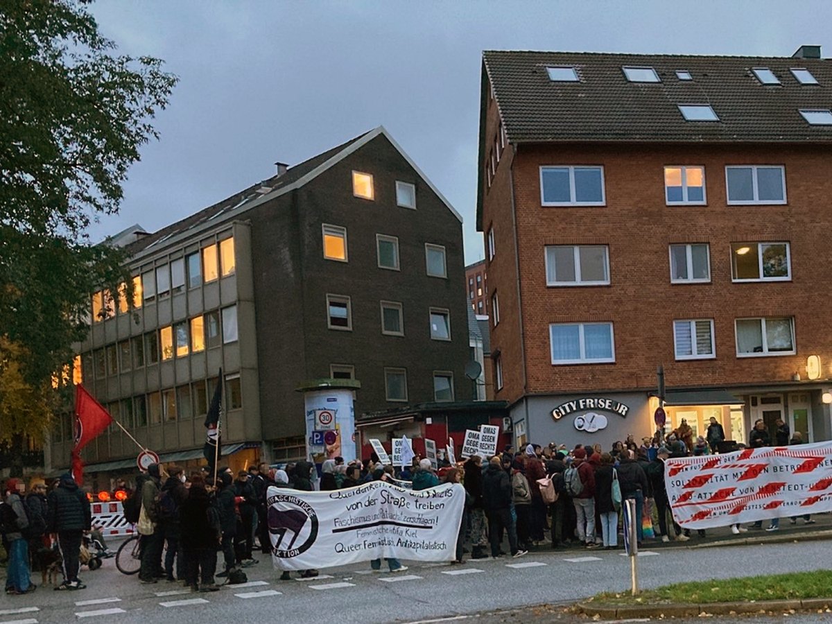 Am Freitagabend beteiligten sich über 150 #Antifa|schist:innen an der Bündniskundgebung gegen den AfD-Bürgerdialog. Dieses Format stellte die 1. öffentliche Veranstaltung in ihrer Landesgeschäftsstelle am Walkerdamm seit Jahren dar &amp; blieb schlecht besucht. #kiel #noafd #noafdsh