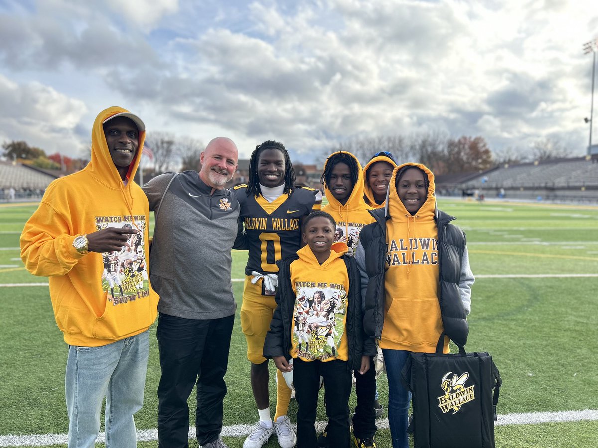 RAPLewis's tweet photo. Saturdays with the Jackets 🐝🏈

Special shout out to @9new_era9 on his first career TD

@BWYJFootball 
@BWGameDay 
@bwathletics 
@bwjacketbackers 

WinTober ✔️ https://t.co/ci9pvbn1pH