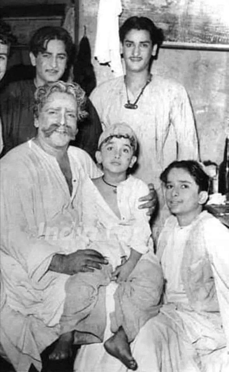 Down The Memory Lane: Kapoor Dynasty: Young Kapoors : Prithvi Raj Kapoor Raj Kapoor Shammi Kapoor Shashi Kapoor guess the kid in the lap of Prithvi Raj?