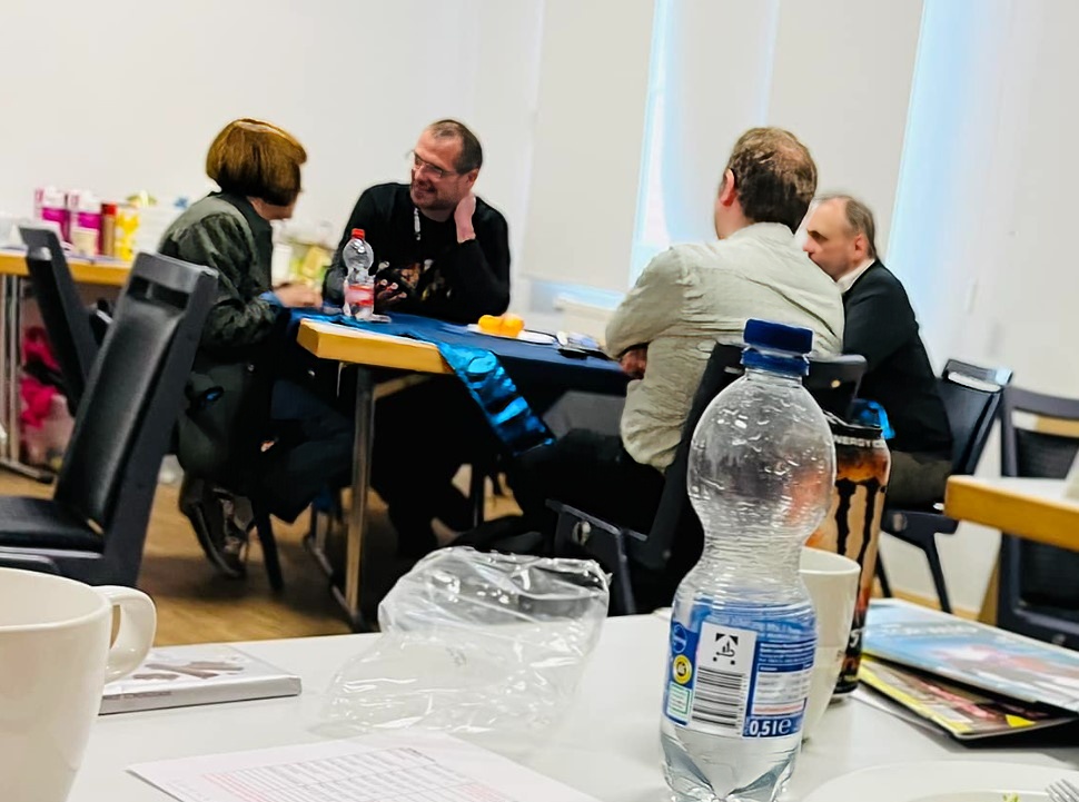 Whocast's tweet image. Ja, für Tegan braucht es definitiv 3 Kerle im Interview :-D #timelash #homeforwhovians