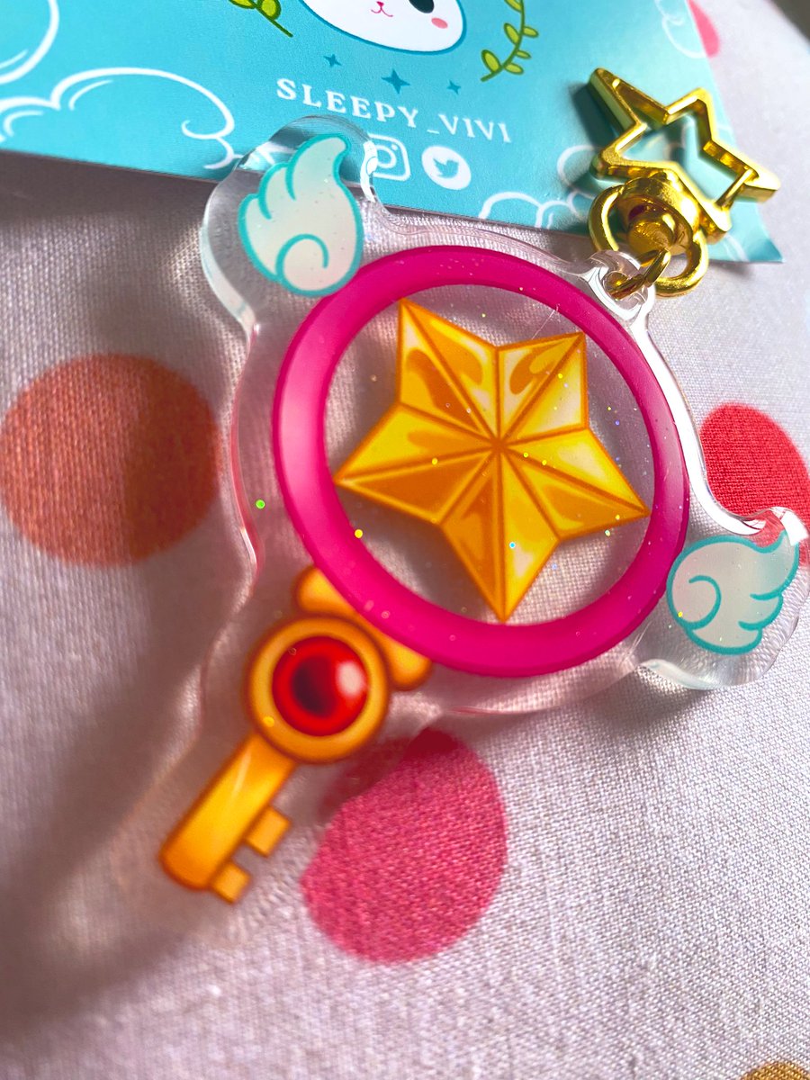 Miss_Dot's tweet photo. ¿Puede ser más precioso el llavero que compré ayer en el #RotaGo! a @sleepy_vivi ? 🤩💖
Tenía unas ilustraciones preciosas, además, y es súper simpática.
Ojalá la sigáis 😻🥰 https://t.co/GSoVFKpcJ4