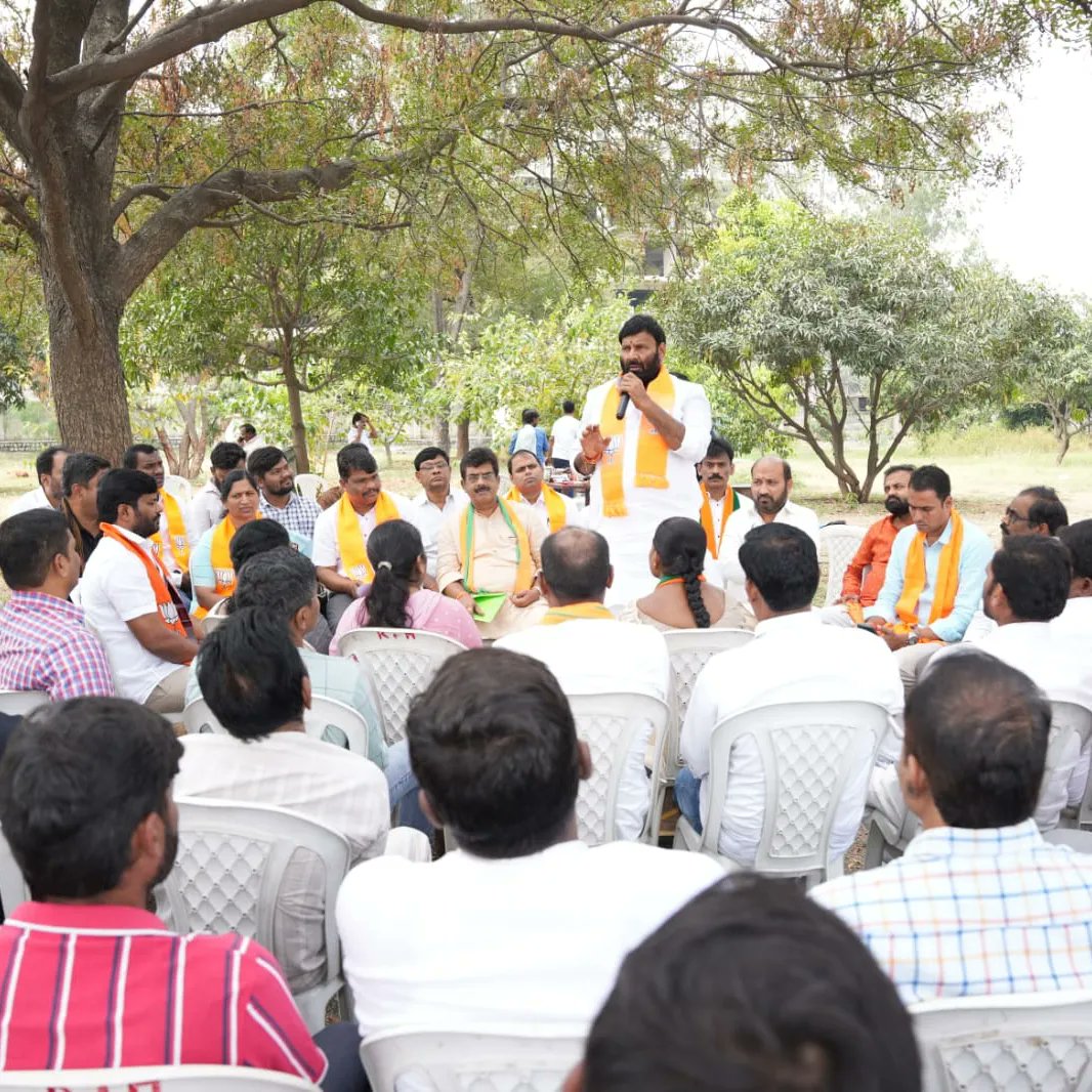 assembly90656's tweet photo. *నిజాంపేట్ మున్సిపల్ కార్పొరేషన్ బీజేపీ ముఖ్య నాయకుల సమావేశం..*

*పాల్గొన్న కుత్బుల్లాపూర్ బిజెపి అభ్యర్థి కూన శ్రీశైలం గౌడ్ గారు, గోవా బీజేపీ అధ్యక్షులు సదానంద తన్వాడే గారు..* https://t.co/eIirkFaj5P