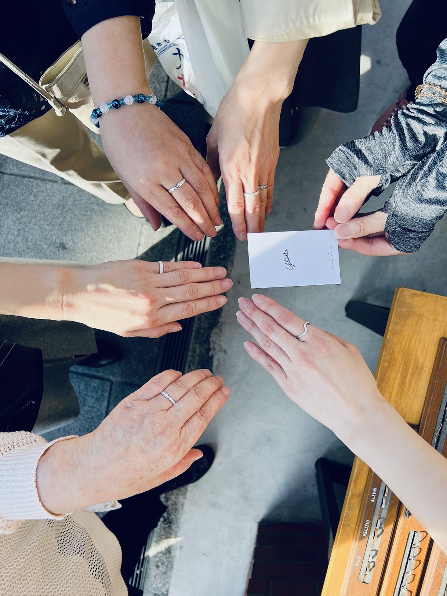 yuzurukunfan's tweet photo. glantaグランタジュエリー
にて、好きなデザインを職人さんに目の前で叩いて削って作ってもらいました😘
シルバーをチョイス✨️傷をつけてもらうと、あら不思議♡ダイヤのフレークをまぶしたような輝きが😆✨️
#glanta
#グランダジュエリー
#川越
#羽生クラスタ埼玉部 https://t.co/KzBewFr1aB