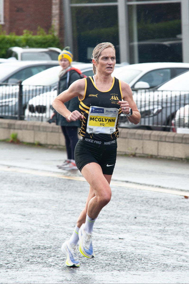 National Marathon Champion for 2023 <a href="/McGlynnAnnMarie/">Ann-Marie</a> 👏👏👏 Here at 20 miles <a href="/dublinmarathon/">Irish Life Dublin Marathon</a> @LetterkennyAc #dublinmarathon #IrishLifeDublinMarathon