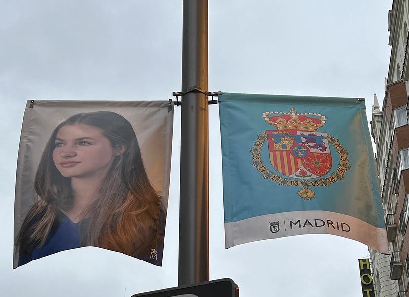driecel's tweet photo. Madrid se engalana para el próximo martes. Junto con la foto de la princesa de Asturias, que ha servido para la realización de la moneda conmemorativa de su juramento, encontramos su estandarte. #Leonor #PrincesadeAsturias #ceremonial https://t.co/JcnH01KzX3