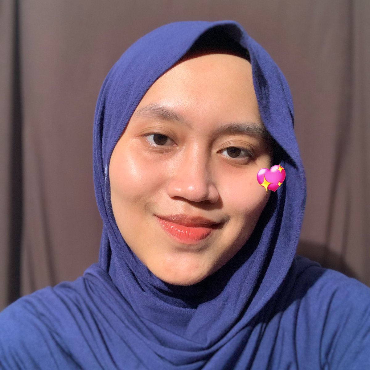 hmtly's tweet photo. @ohmybeautybank Kalau glass skin tuh aku kadang-kadang aja, karna bukan gen nya, tapi sejauh ini kuncinya begini nder : 

1. Rutin exfo
2. Rutin retinolan &amp; niacin
3. Pakai vitamin c &amp; sunscreen

So far, racikan ini selalu works di aku. Maintenance iya, repair iya, bikin healthy skin jugaZ https://t.co/nw5Vv0lB6q