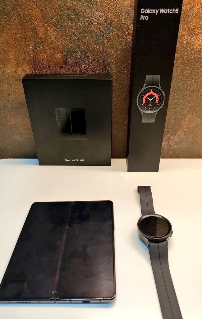 kaarthikdas's tweet photo. Jumped the ship. Sorry #Apple!
#Samsung
#GalaxyFold5
#Watch5Pro https://t.co/ZrskvE2HL5