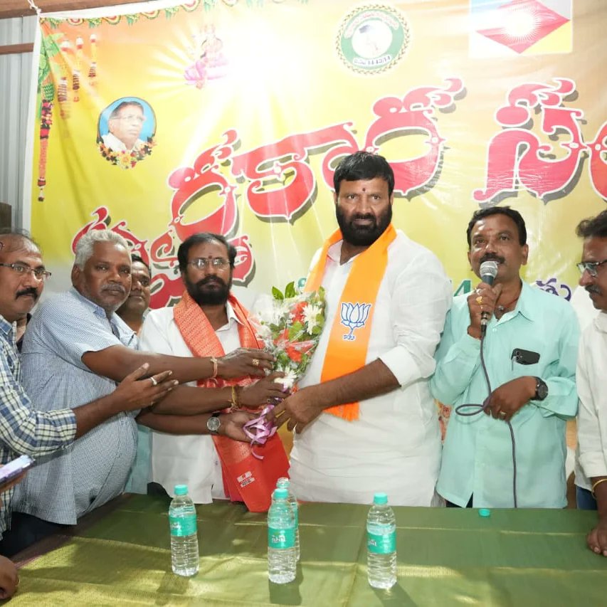 assembly90656's tweet photo. *స్వర్ణకారుల అభివృద్ధి కోసం కృషి చేస్తా - కూన శ్రీశైలం గౌడ్.*

కుత్బుల్లాపూర్ స్వర్ణకార సంఘం ఆధ్వర్యంలో పద్మనగర్ పేస్ - 2 లో జరిగిన సమావేశానికి మాజీ ఎమ్మెల్యే, కుత్బుల్లాపూర్ బీజేపీ అభ్యర్థి కూన శ్రీశైలం గౌడ్ గారు ముఖ్య అతిథిగా హాజరయ్యార��. https://t.co/e62dWNmkIl