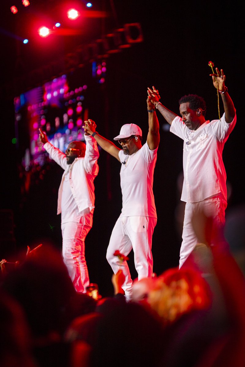 PICTURES: Boyz II Men gave a lesson of emotional music. Fans ranging from dignitaries to those who bought the 5 Million Frw table literally got up without anyone asking.
 #BoyzIIMenLive