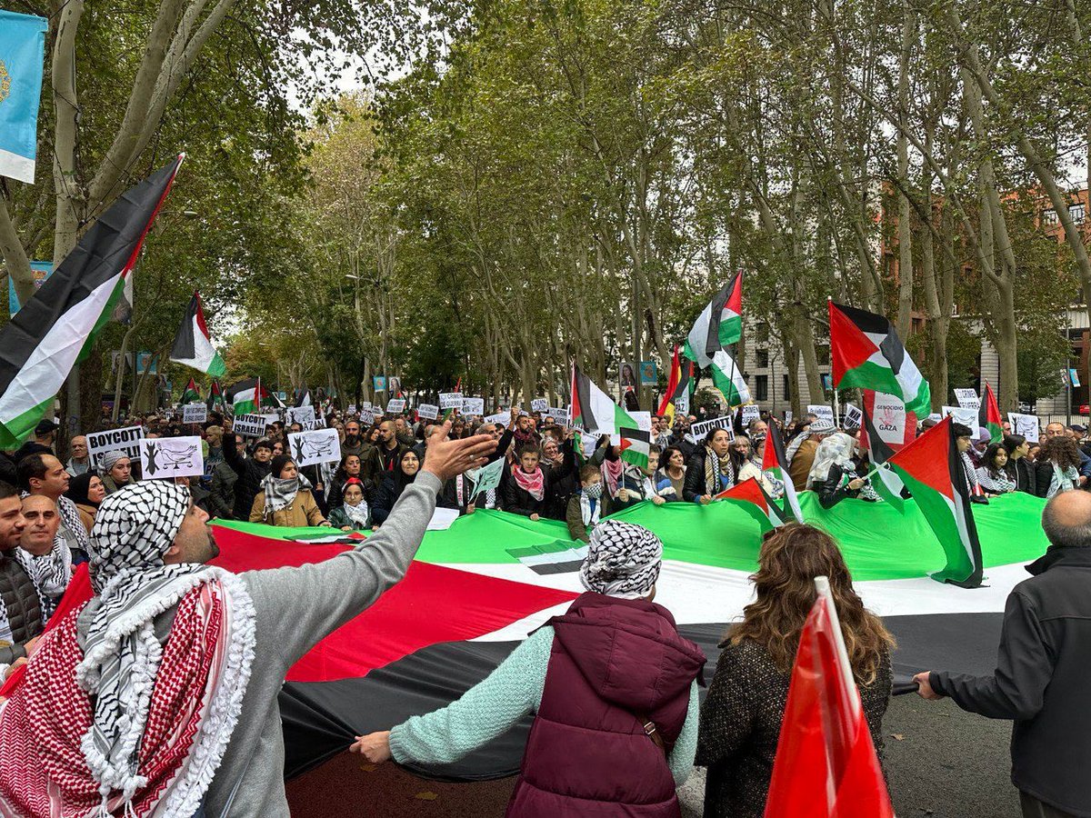 RM4Arab's tweet photo. لقطات من التظاهرات في العاصمة مدريد تضامناً مع أهلنا في غــز//ة 🤲🏻🇵🇸 https://t.co/K3kd03SFRV