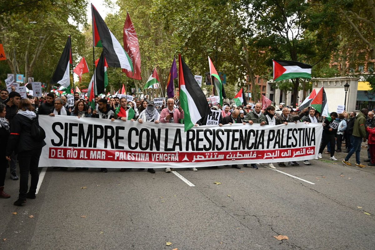 RM4Arab's tweet photo. لقطات من التظاهرات في العاصمة مدريد تضامناً مع أهلنا في غــز//ة 🤲🏻🇵🇸 https://t.co/K3kd03SFRV