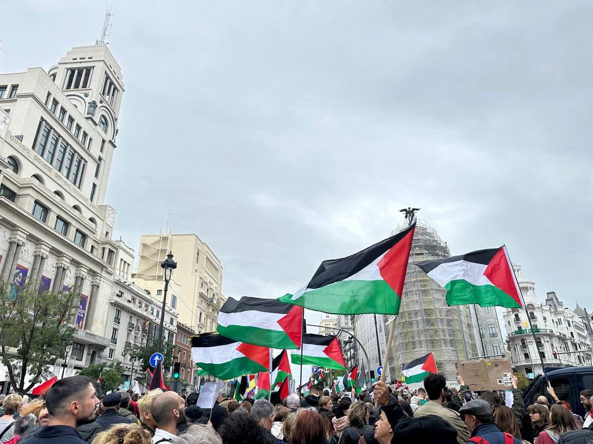RM4Arab's tweet photo. لقطات من التظاهرات في العاصمة مدريد تضامناً مع أهلنا في غــز//ة 🤲🏻🇵🇸 https://t.co/K3kd03SFRV