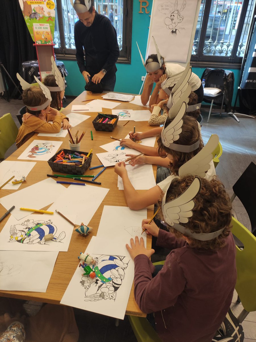 Ahir vam ser a la @LibreriaALIBRI 📚 amb l'@artoscarsarda dibuixant i pintant l'Astèrix, l'Obèlix i l'Ideafix amb els infants✏️!