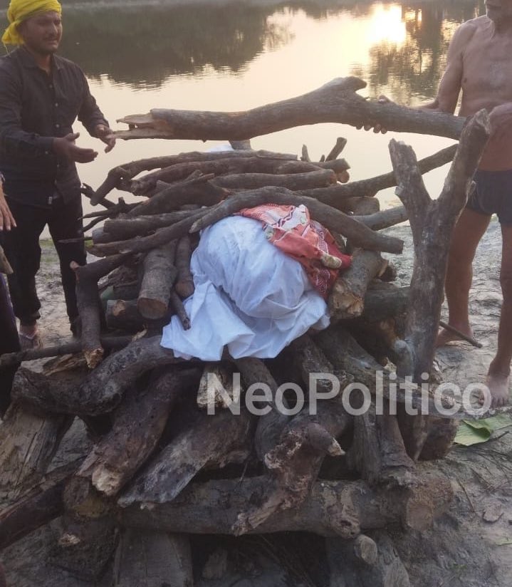 Shubham_fd's tweet image. “I am Shurbhi Shukla, a 16 years old Brahmin girl, was molested by Gurfan, Javed, &amp;amp; Faizan and then burnt aIive to de@th in Amethi. I was molested many times but police took no action. No media discussed my case”

Why no action on the accused and no bulldozer action taken against…