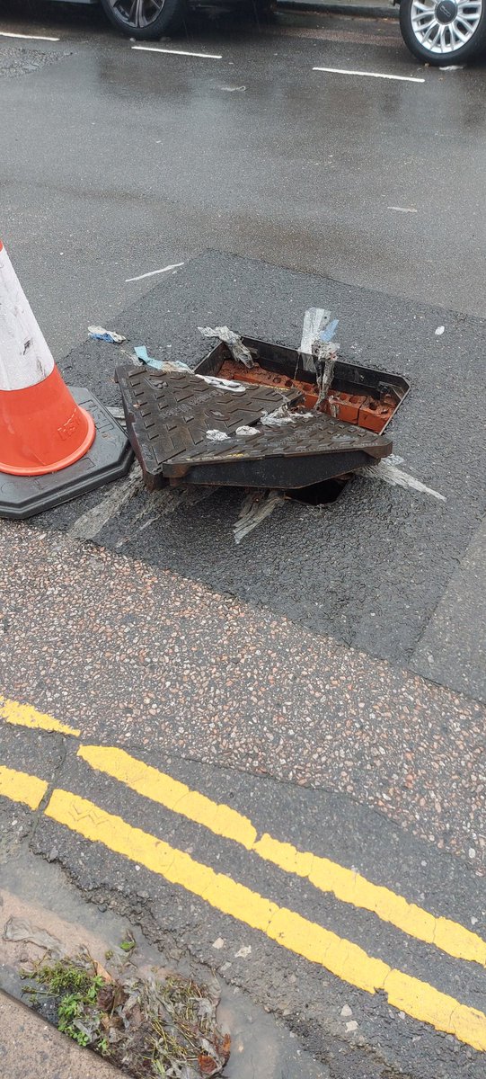 sadfilingbloke's tweet photo. @thameswater we have an issue in Green Lane, London W7 2PA. When there is heavy rain, one of the manhole covers is lifted. There is raw sewage all over the lower part of Green Lane. This happens every time there is heavy rain. Please repair it - not just put the cover back https://t.co/qPXNoScJ4r