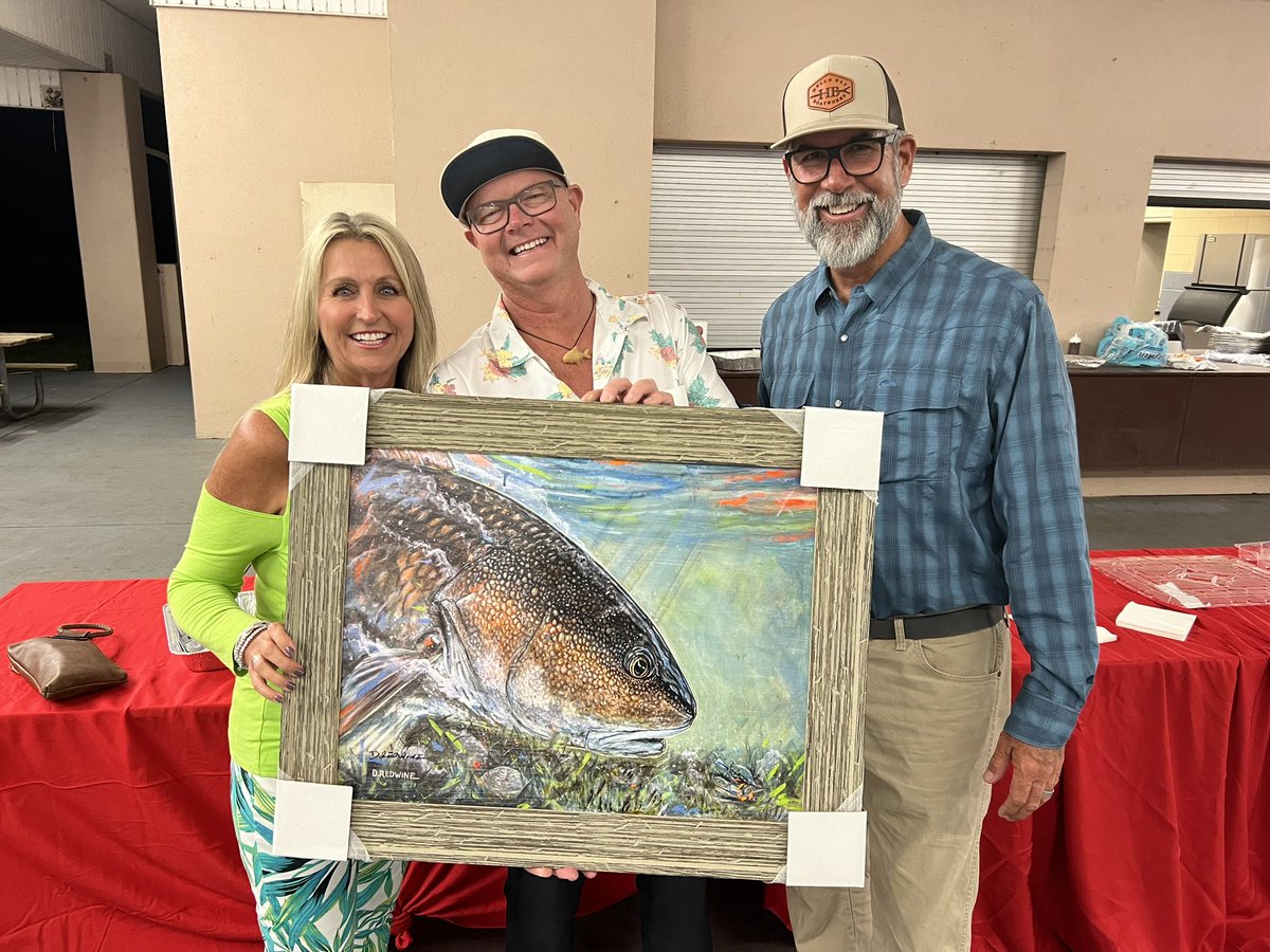 FlatsClass's tweet photo. Artist Derek Redwine and the Captain & Blondie at the IRL Clam Restoration Project event in Cocoa Beach, Florida #ccaflorida @hellsbayboats @DukeEnergy https://t.co/qxXaTRy5Sf