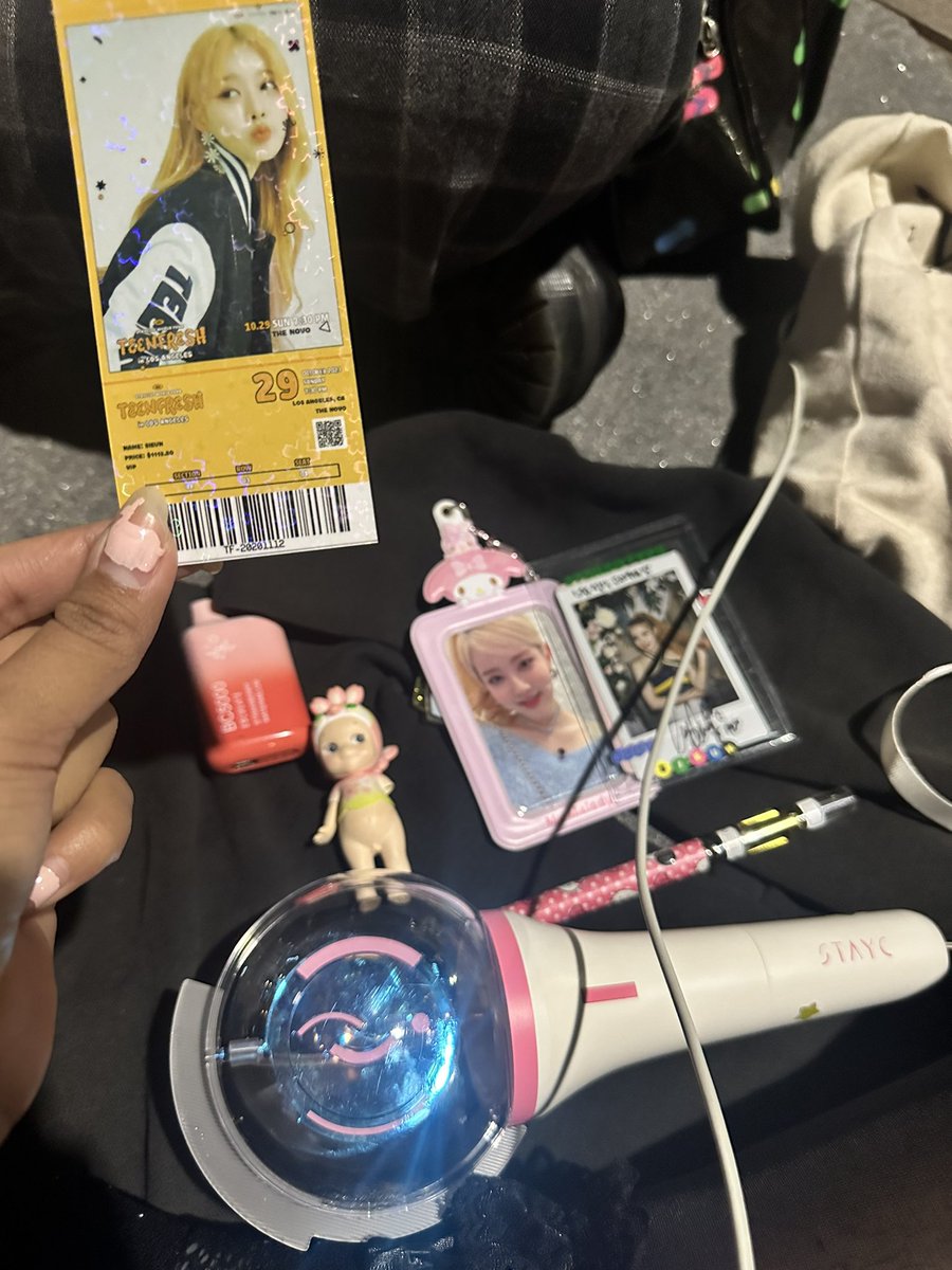 sieun0801's tweet photo. the essentials #staycinla https://t.co/AEaD7oaATV