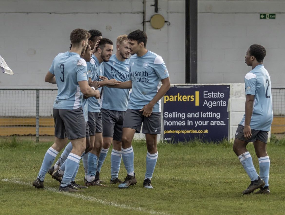 WoodleyUtdFC's tweet photo. Passion, togetherness &amp; grit sums up yesterday performance in difficult conditions 💪🏼

Thank you to @trevsphotos1 for coming down to get this great shots 👏🏼

#WeAreUnited https://t.co/ao3Ab5fsX5