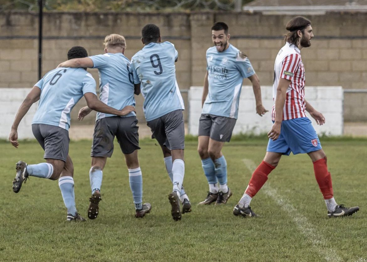 WoodleyUtdFC's tweet photo. Passion, togetherness &amp; grit sums up yesterday performance in difficult conditions 💪🏼

Thank you to @trevsphotos1 for coming down to get this great shots 👏🏼

#WeAreUnited https://t.co/ao3Ab5fsX5