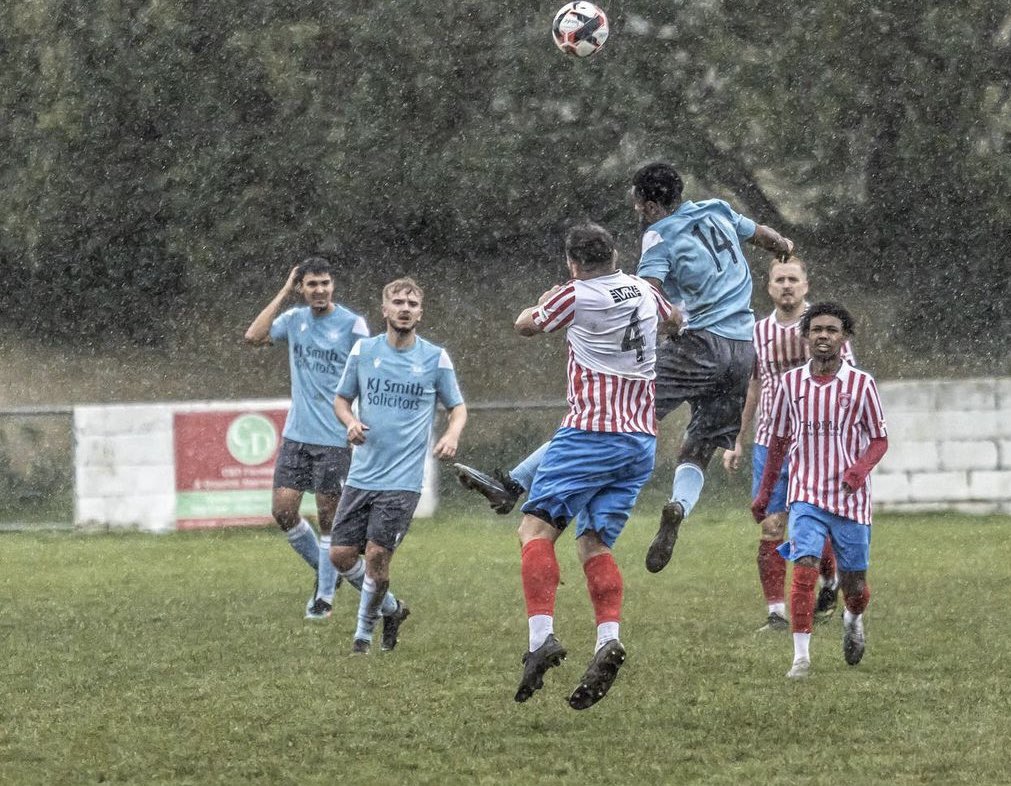 WoodleyUtdFC's tweet photo. Passion, togetherness &amp; grit sums up yesterday performance in difficult conditions 💪🏼

Thank you to @trevsphotos1 for coming down to get this great shots 👏🏼

#WeAreUnited https://t.co/ao3Ab5fsX5
