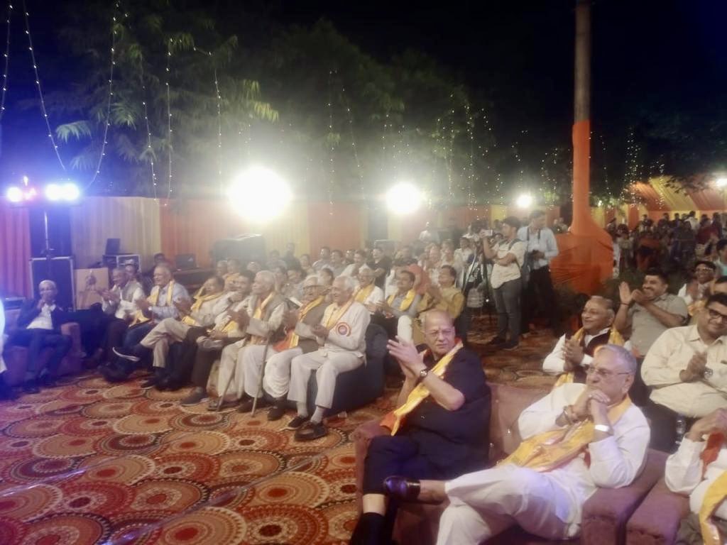 RakeshJoshiAAP's tweet photo. अग्रवाल परिषद, जयदेव पार्क की स्वर्ण जयंती के अवसर पर आयोजित हास्य कवि सम्मेलन का आनंद लिया। https://t.co/5Y5OFpe4YW