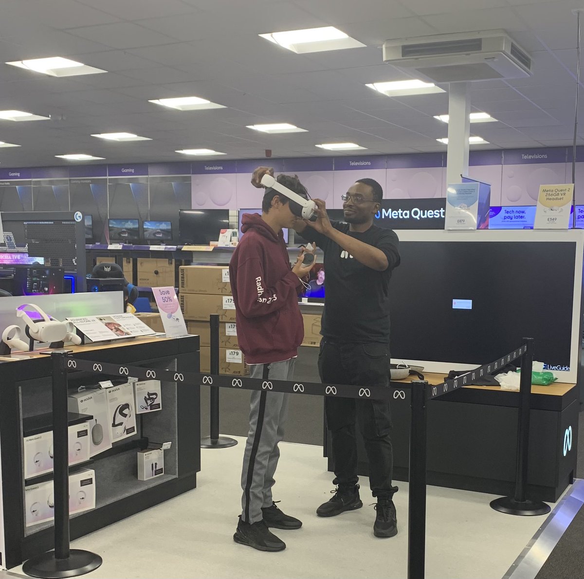 A1Customer's tweet photo. Metaquest demo ⁦@currys⁩ Brentford is excellent #metaquest ⁦@MetaQuestVR⁩  #hanwell #xmasshopping #brentford #bostonmanor https://t.co/JhrFMRExKB
