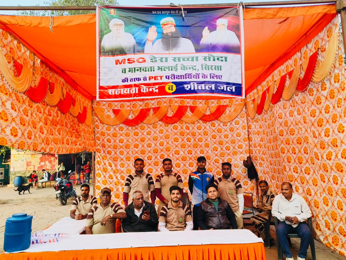 _priyank_01_11's tweet photo. Volunteers helping students by showing directions to the destination... #PETExamUttarPradesh
#HelpDeskDSS
Dera Sacha Sauda https://t.co/qZ8Wy5TADg
