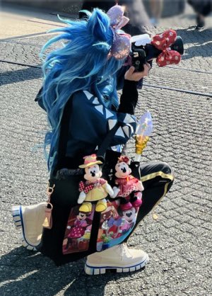 Dハロしてきた!ヌルい気持ちでデア仮装してしまってずっとごめんなさい…と思って歩いてた中、すれ違う時に皆に等しくファンサするクル先に出会ったおかげで元気でてその後楽しく遊べたの…ラスト間際またすれ違えて手振ったらものすごいファンサくれたの…楽しかった…常設周回して…(メス犬の面)