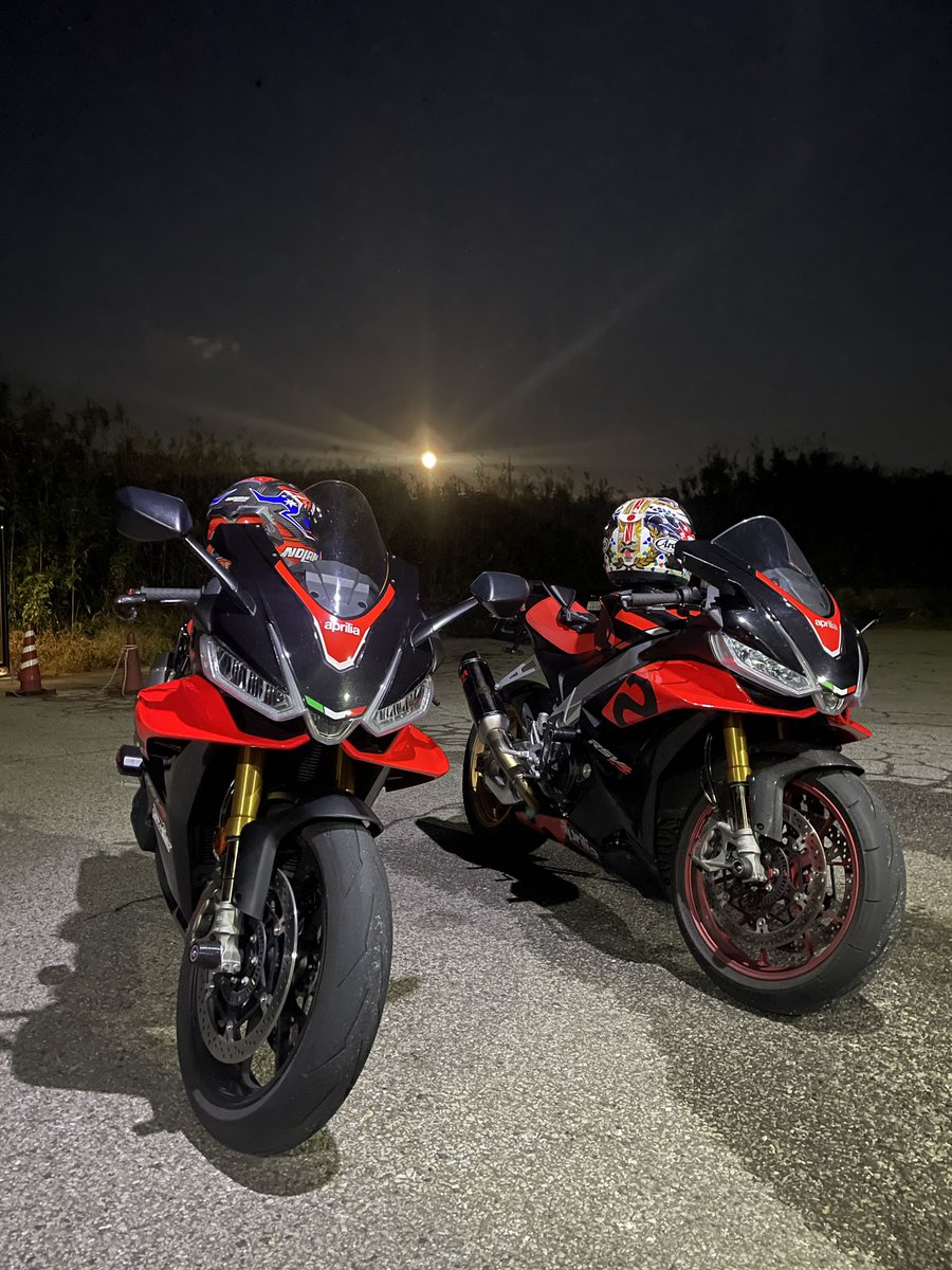 Ms1000rr3's tweet photo. ダブルRSV4で初めましてツー
おそらくこの並びは普通には見れません
#aprilia #rsv4 #バイクのある風景 https://t.co/cgpWlSmTpV