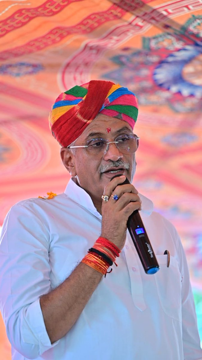 gssjodhpur's tweet photo. कानोंड़ पहुँच कर प्रथम चुनावी सभा में कार्यकर्ता साथियों से संवाद किया। बायतु से भाजपा प्रत्याशी श्री बालाराम मूंड की विजय सुनिश्चित है। 

केन्द्रीय  कृषि राज्य मंत्री श्री कैलाश चौधरी सिवाना विधायक श्री हमीर सिंह भायल, श्री किशोर सिंह कानोंड़, ज़िला अध्यक्ष स्वरूप सिंह खारा, जम्मू कश्मीर के पूर्व मंत्री श्री शक्ति सिंह, भजन गायक श्री प्रकाश माली विशेष रूप से साथ रहे।