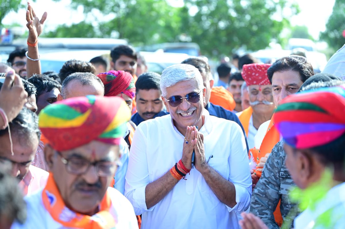 gssjodhpur's tweet photo. कानोंड़ पहुँच कर प्रथम चुनावी सभा में कार्यकर्ता साथियों से संवाद किया। बायतु से भाजपा प्रत्याशी श्री बालाराम मूंड की विजय सुनिश्चित है। 

केन्द्रीय  कृषि राज्य मंत्री श्री कैलाश चौधरी सिवाना विधायक श्री हमीर सिंह भायल, श्री किशोर सिंह कानोंड़, ज़िला अध्यक्ष स्वरूप सिंह खारा, जम्मू कश्मीर के पूर्व मंत्री श्री शक्ति सिंह, भजन गायक श्री प्रकाश माली विशेष रूप से साथ रहे।