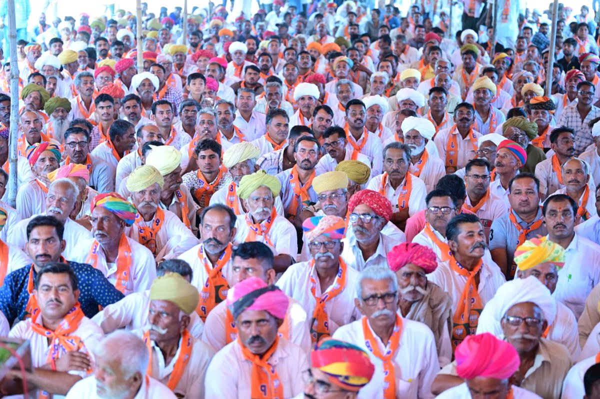 gssjodhpur's tweet photo. कानोंड़ पहुँच कर प्रथम चुनावी सभा में कार्यकर्ता साथियों से संवाद किया। बायतु से भाजपा प्रत्याशी श्री बालाराम मूंड की विजय सुनिश्चित है। 

केन्द्रीय  कृषि राज्य मंत्री श्री कैलाश चौधरी सिवाना विधायक श्री हमीर सिंह भायल, श्री किशोर सिंह कानोंड़, ज़िला अध्यक्ष स्वरूप सिंह खारा, जम्मू कश्मीर के पूर्व मंत्री श्री शक्ति सिंह, भजन गायक श्री प्रकाश माली विशेष रूप से साथ रहे।