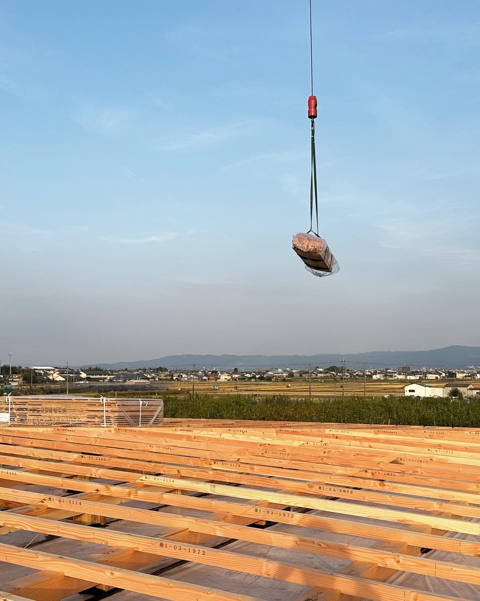 kinoarchi's tweet image. 奈良県斑鳩町のこども園、建方真っ最中。遊戯室の屋根のトラス、完成が楽しみ。
@kino_architects #masahirokinoshita #kindergarten #woodstructure #nara #ikaruga #architecture
