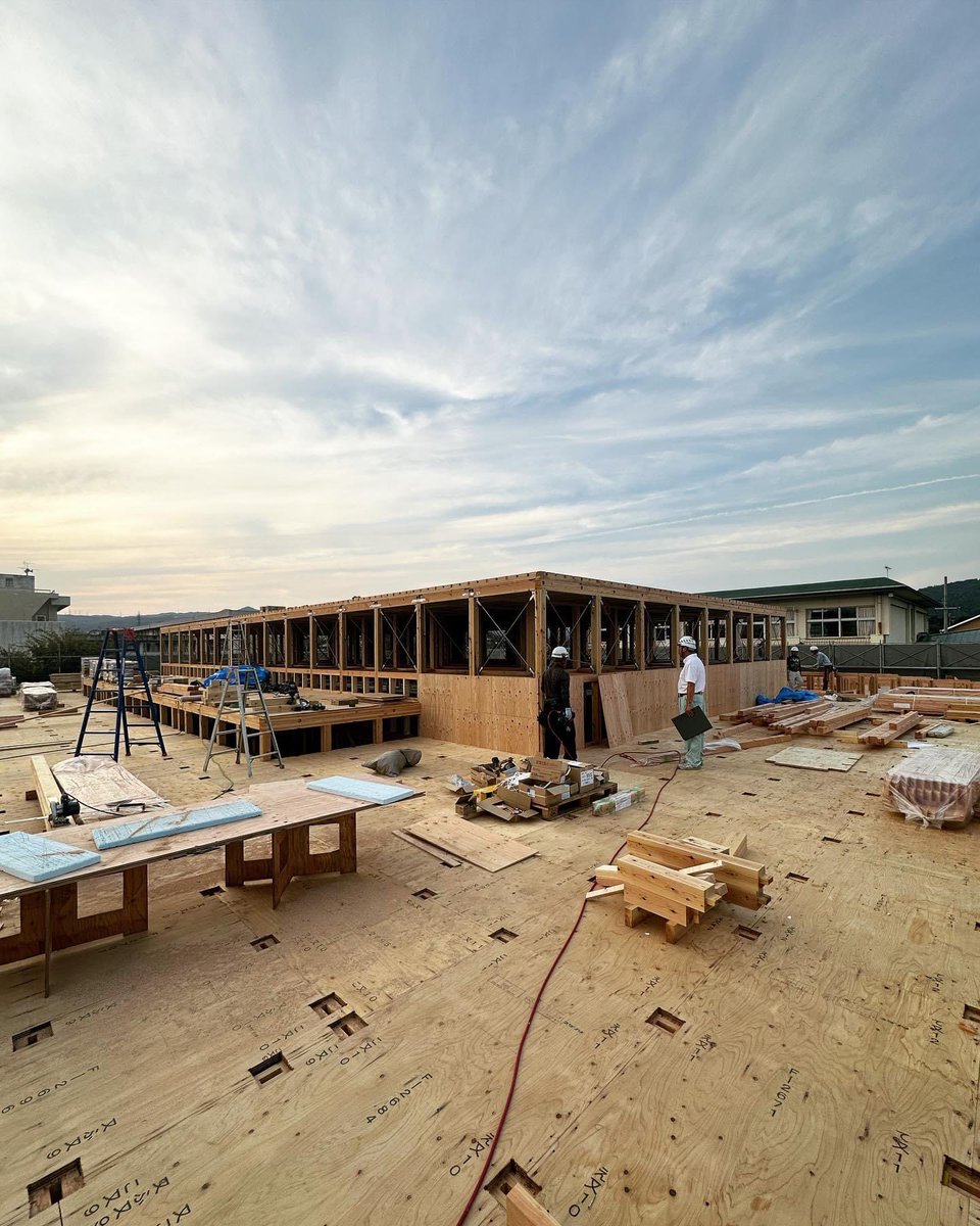 kinoarchi's tweet image. 奈良県斑鳩町のこども園、建方真っ最中。遊戯室の屋根のトラス、完成が楽しみ。
@kino_architects #masahirokinoshita #kindergarten #woodstructure #nara #ikaruga #architecture