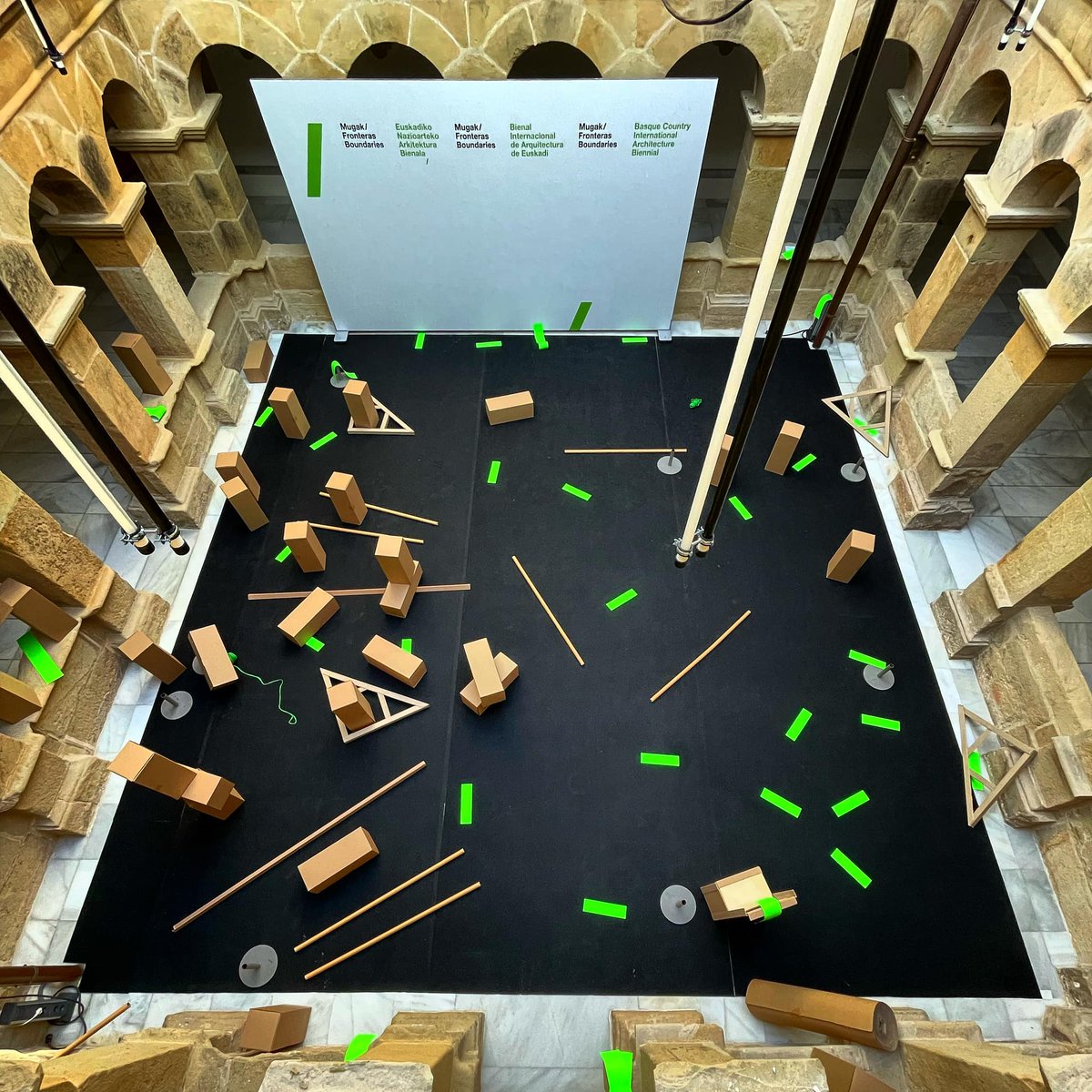 Maushaus_Arq's tweet photo. REMAKE!- 1.-Berreraiki/Reconstruir @MUGAKbienal  @eai_iae_  #workshop #cuerpo #edificio #pareidolia #materialak #ser #habitar #Heidegger
Eusko Jaurlaritzako Lurralde Plangintza, Etxebizitza eta Garraio Sailaren laguntzarekin. https://t.co/97WOo56EDD