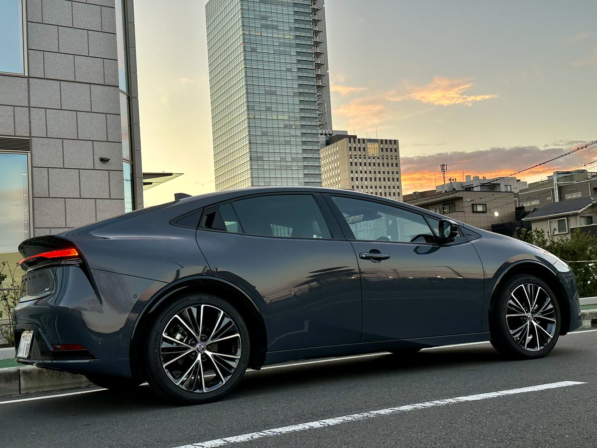 prius_reborn's tweet photo. さいたま新都心の夕陽をバックにカタログぽく撮ってみました。
#新型プリウス #プリウス60 https://t.co/PVdAm2UyHv