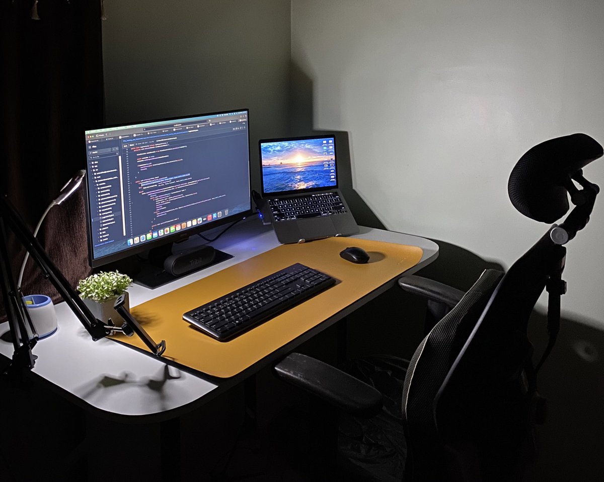 iOSByPratik's tweet image. New desk setup ☑️

Is there anything else I can add?

#TechSetup #Productivity #DeskGoals #HomeOffice #MinimalistDesk  #Apple #M2MacbookPro #Dell #BenQ #AirPods #Tribit
