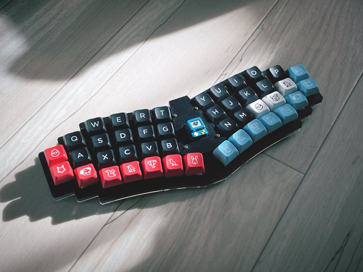 takashicompany's tweet photo. Keyboard: #Radialex
Switch: Gazzew Boba Black U4 Silent Tactile
Keycap: Akko WOB Building Blocks Keycap & M7 Game console keycaps
#KEEB_PD #KEEB_PD_R170 #自作キーボード #MechanicalKeyboard https://t.co/3s0a8zsZUZ