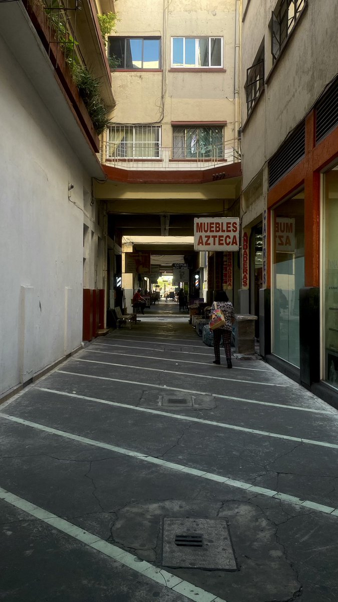 unxplantita's tweet photo. ir al centro de azcapo cuando necesitas pensar cosas https://t.co/I1my935MeW