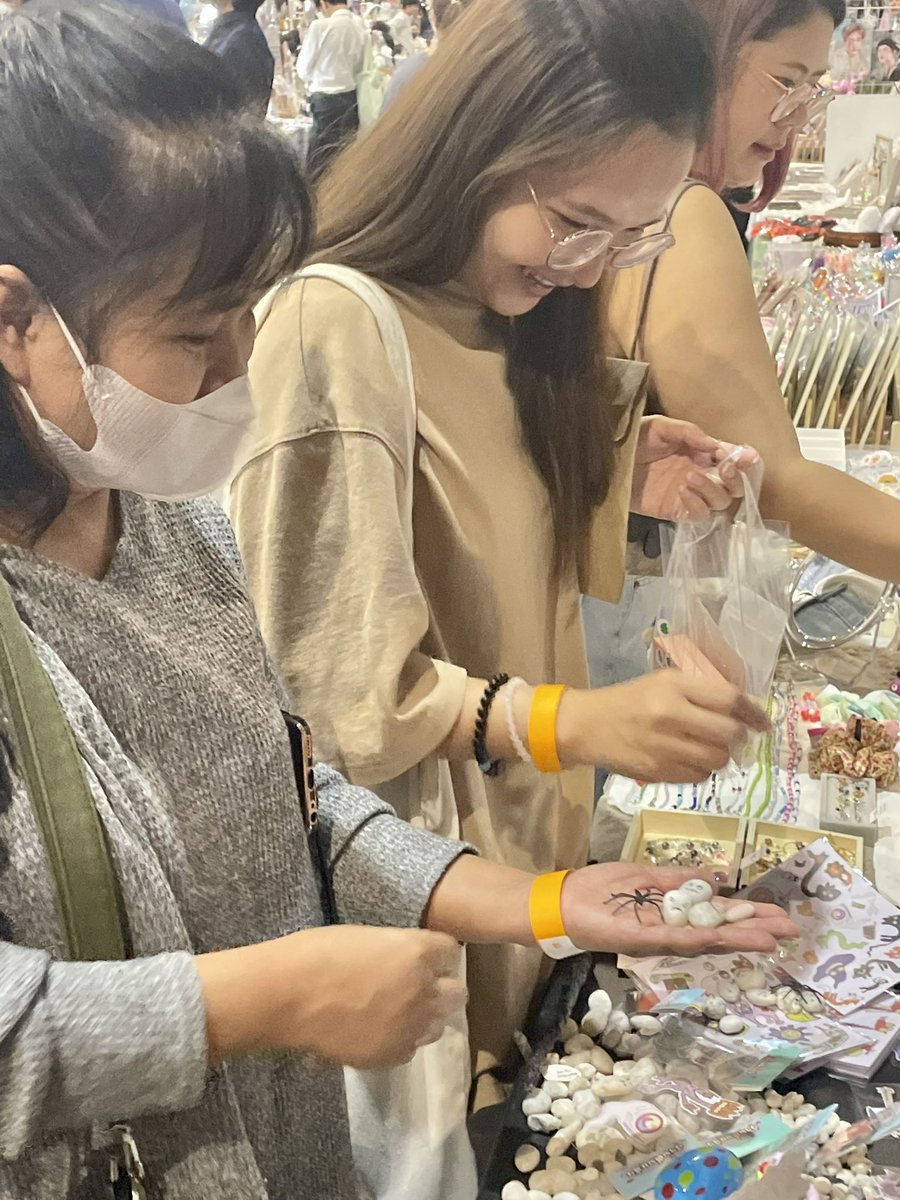 grmkgn's tweet photo. หินร้านเราก็ขายนะคะ 1บาทแบบสับๆ555
❌แมงมุมของตกแต่งร้านลูกค้าเหมาหมดแล้ว1😂😂😂
📍บูธร้านwaiitailaow | A56
#YOLOartmarket2023 https://t.co/X1Oi4lpiBS