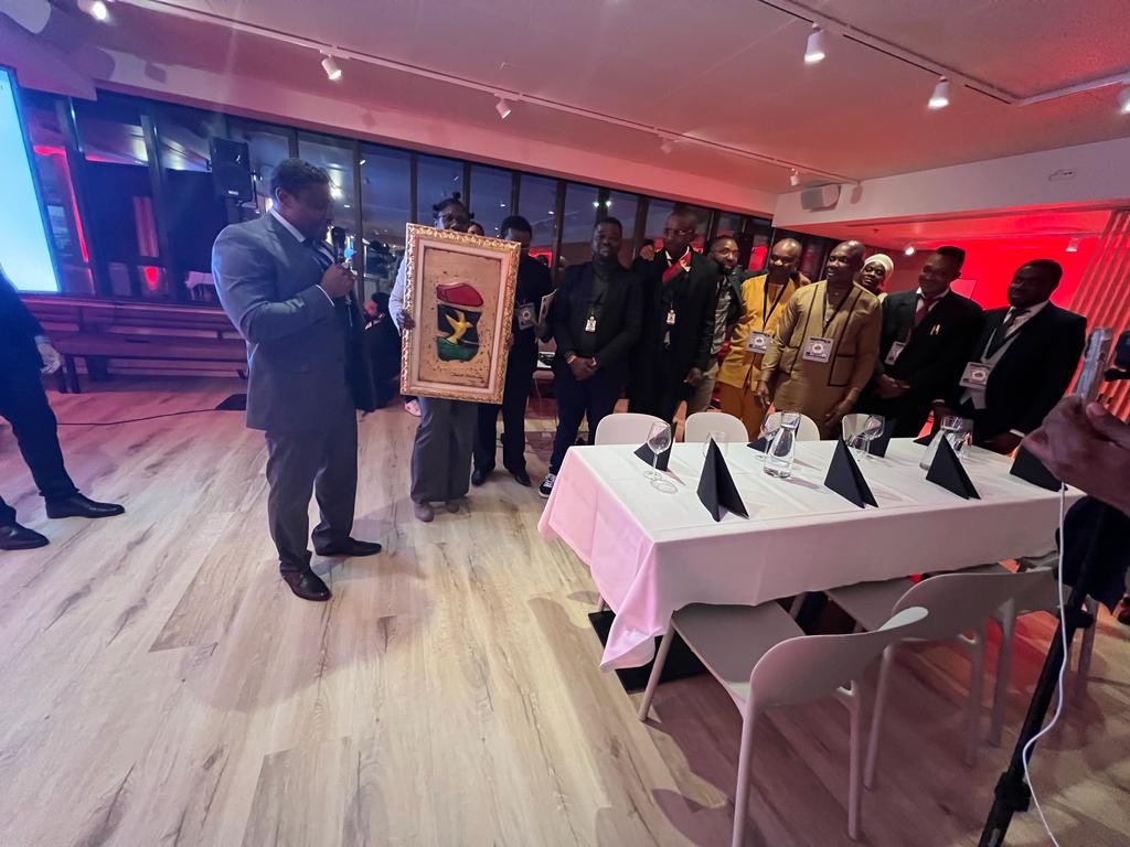 AdibeLouis's tweet photo. Onų madų bų onų Chukwu,,
Ųmų Biafra no na Itali na agba aka'ebe na Simon Ekpa prime minister #BRGIE bų ezigbote onye ozi ChukwuOkike zitere anyi ina pųta ųmų Biafra na ohu,,
Biko kwadonu yaa..
#BWOC
#DOTLANDMEDIA
#DEFACTOGOV
#BIAFRAGATE2023
#ONYENSOMEDIA https://t.co/42Gk0Au9yV