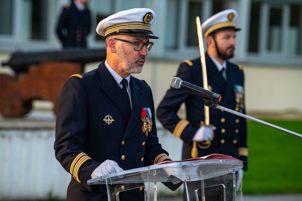 MarineNationale's tweet photo. Cérémonie de remise de coiffe pour nos marins du BTS NUC ! Le 27 octobre, le CV Archinard, commandant de l'EAMEA a présidé la cérémonie de remise des coiffes des marins du BTS Maintenance des systèmes de production nucléaire. Un moment fort partagé avec leurs familles. https://t.co/F1TIJC9eIp