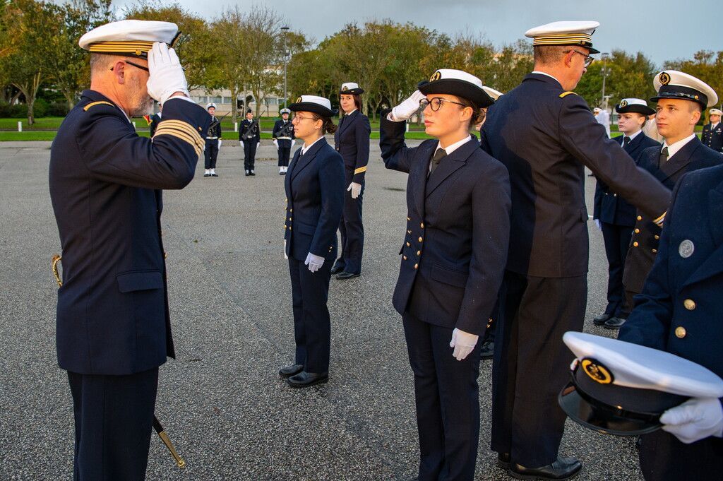 MarineNationale's tweet photo. Cérémonie de remise de coiffe pour nos marins du BTS NUC ! Le 27 octobre, le CV Archinard, commandant de l'EAMEA a présidé la cérémonie de remise des coiffes des marins du BTS Maintenance des systèmes de production nucléaire. Un moment fort partagé avec leurs familles. https://t.co/F1TIJC9eIp