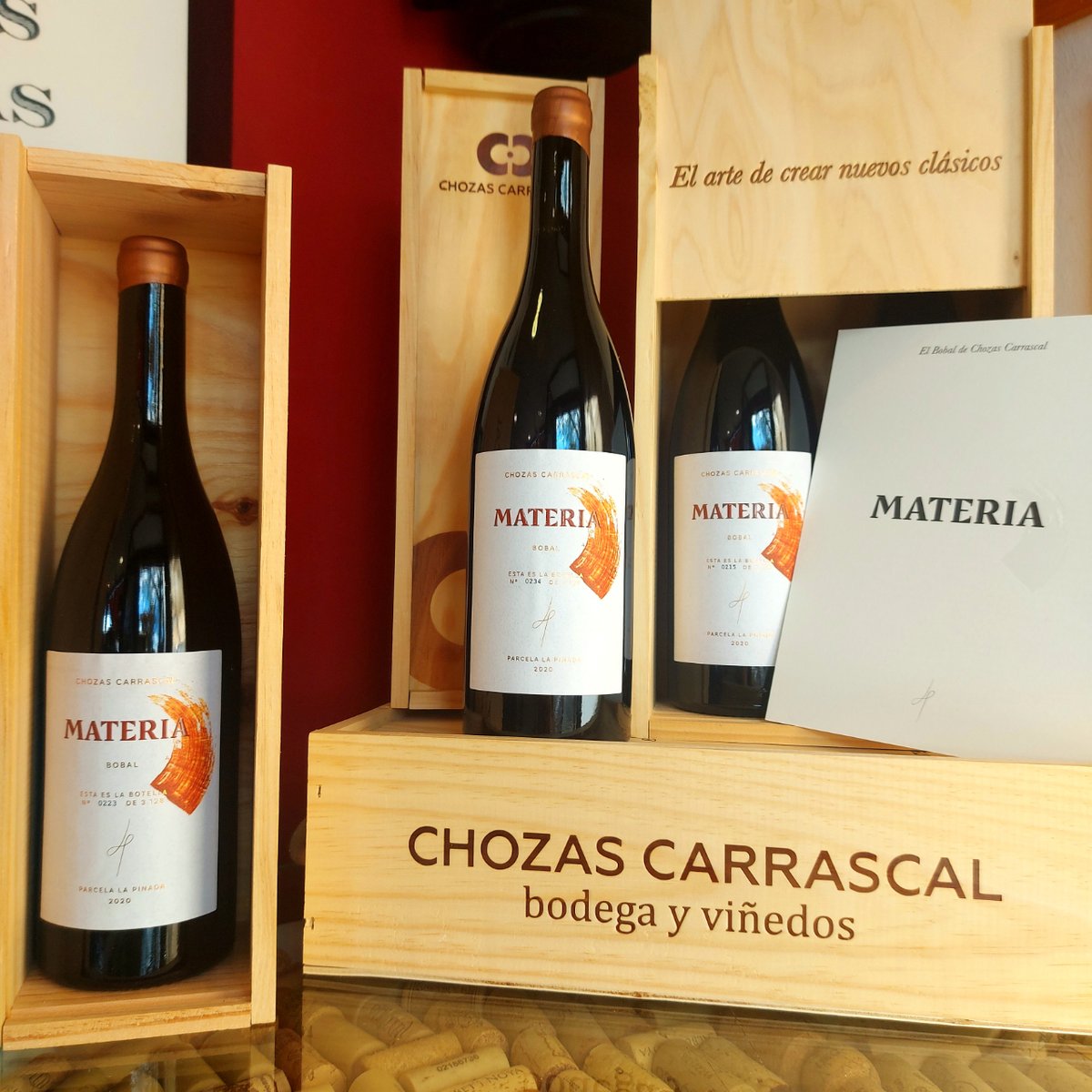 NOVEDADES:
Materia 2020

!Si Señor¡, nos quitamos el sombrero🎩
100% Bobal

La añada 2017 fue nombrada como mejor tinto de la Comunitat Valenciana, 🧐 un vino que sale al mercado cada tres años.

Ya disponible en tienda y web.

<a href="/ChozasCarrascal/">Chozas Carrascal</a> 

#vinotecadeblancoatinto