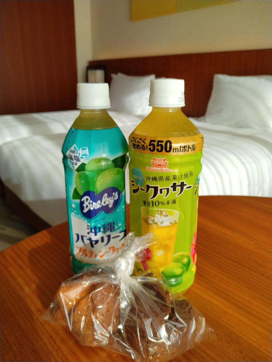 kuni_0092's tweet photo. 仕事関係のインセンティブツアーで沖縄だー(⁠・⁠∀⁠・⁠)ホテルの部屋なのに俺の部屋より広いんだが…？ https://t.co/bvU6tfdl8j
