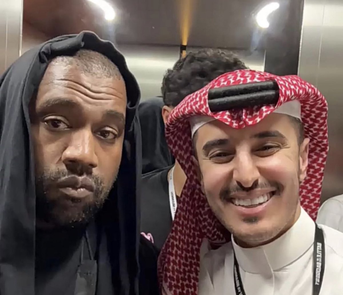 Kanye West with a fan after the Tyson Fury-Francis Ngannou fight‼️📸